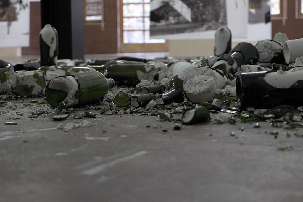 Fabrizio Giannini, Untitled (empty words), 2016, 100 Broken Glass bottles/Plaster cast. Installazione. Dimensioni: variabili. Courtesy dell'artista.